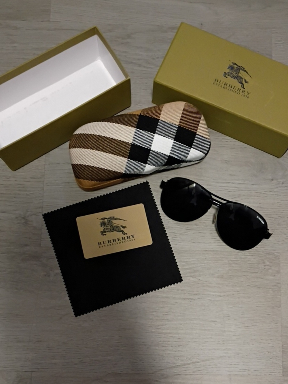 Burberry Black Lens Aviator Sunglasses w/ Case,Cleaning Cloth,Box & Card